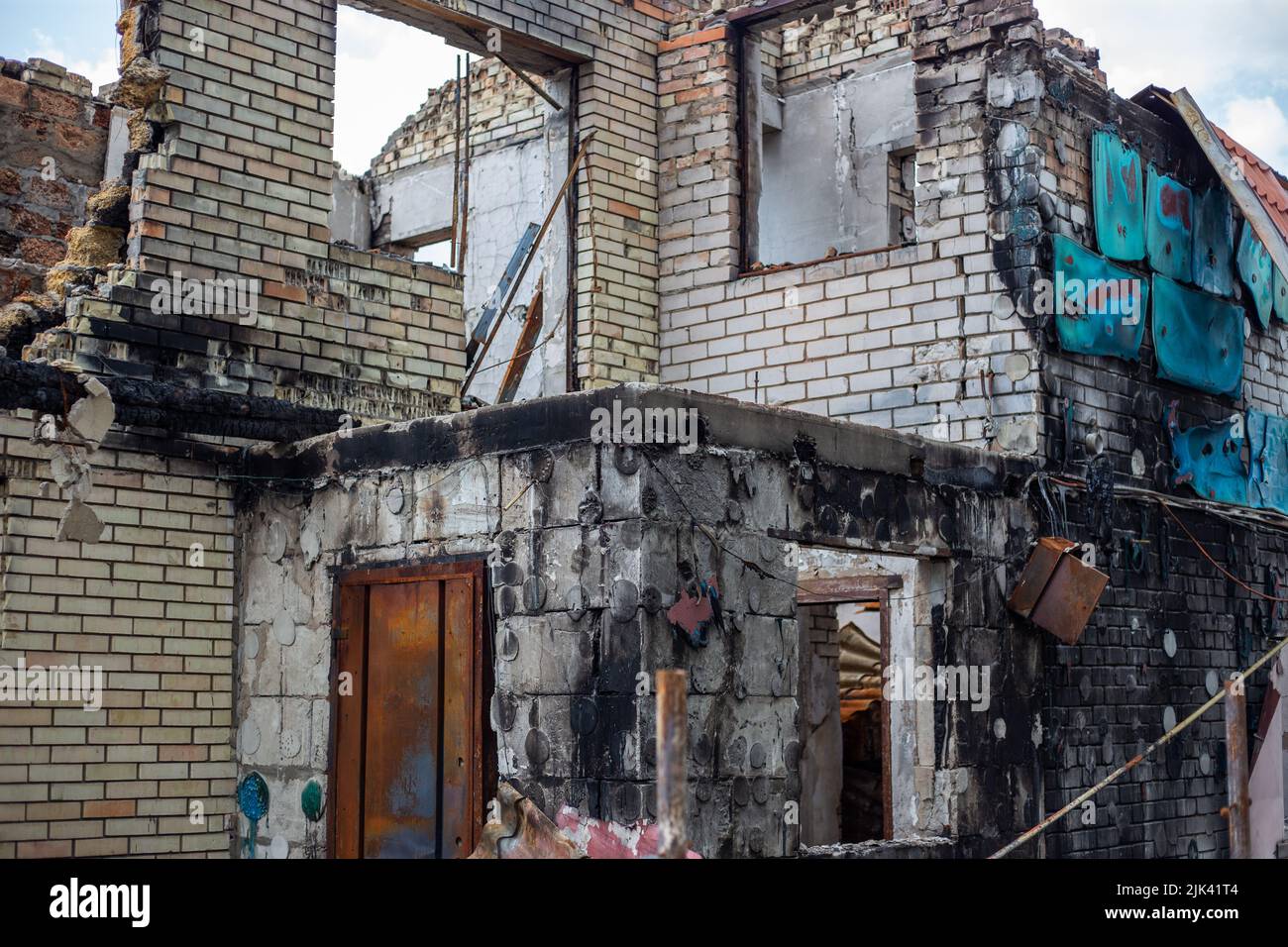 Zerstörte Häuser nach Bränden, Artillerie und Bomben während der russischen Invasion der Ukraine Stockfoto