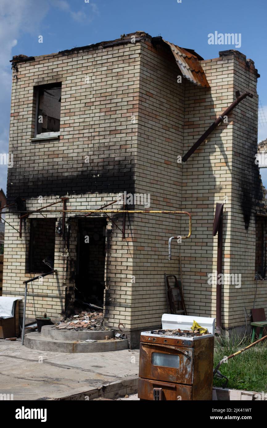 Zerstörte Häuser nach Bränden, Artillerie und Bomben während der russischen Invasion der Ukraine Stockfoto