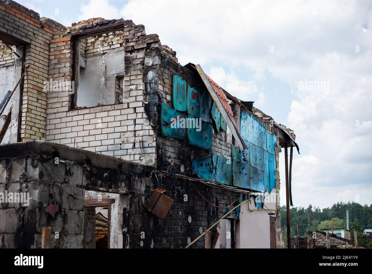 Zerstörte Häuser nach Bränden, Artillerie und Bomben während der russischen Invasion der Ukraine Stockfoto