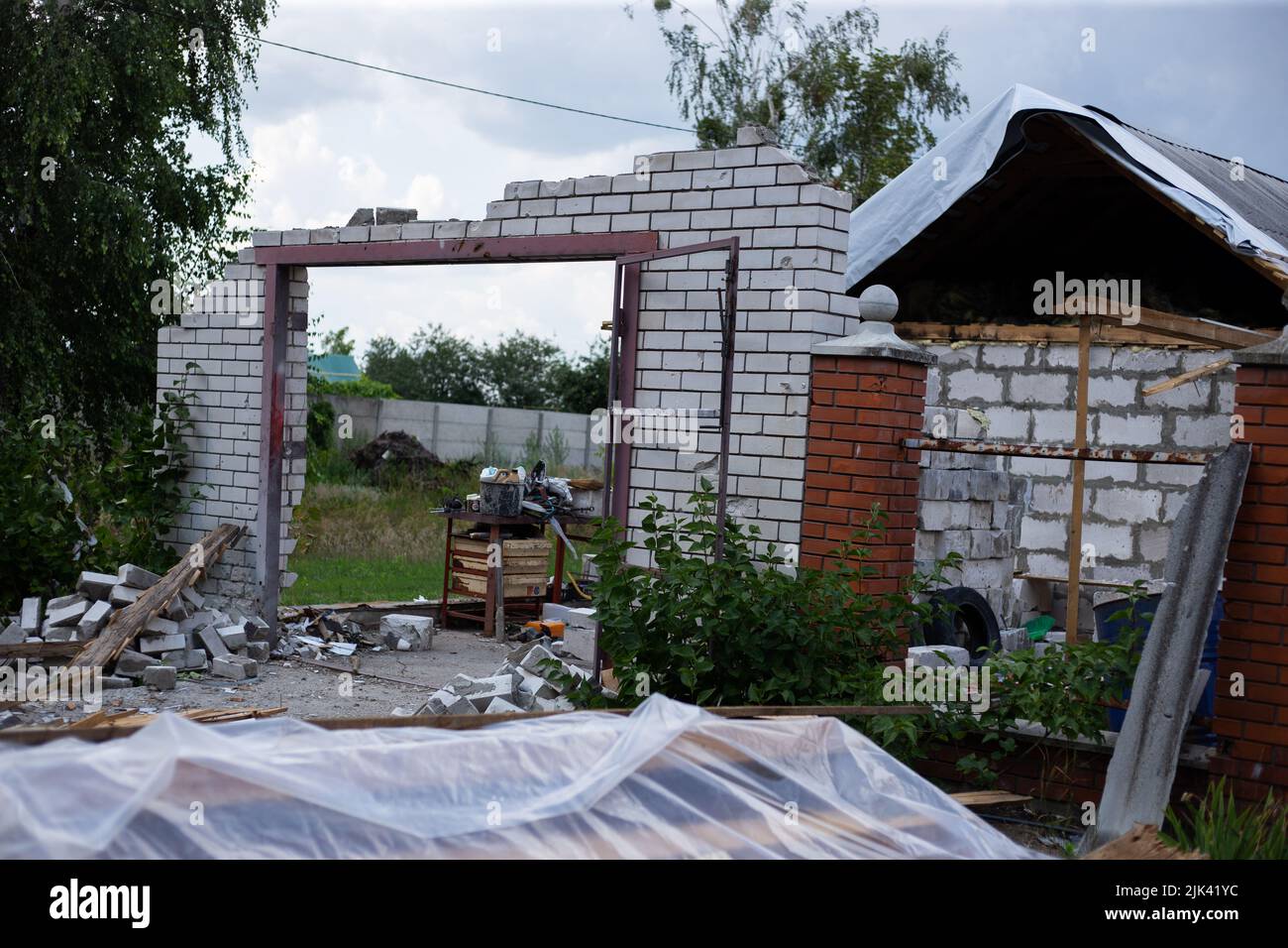 Zerstörte Häuser nach Bränden, Artillerie und Bomben während der russischen Invasion der Ukraine Stockfoto