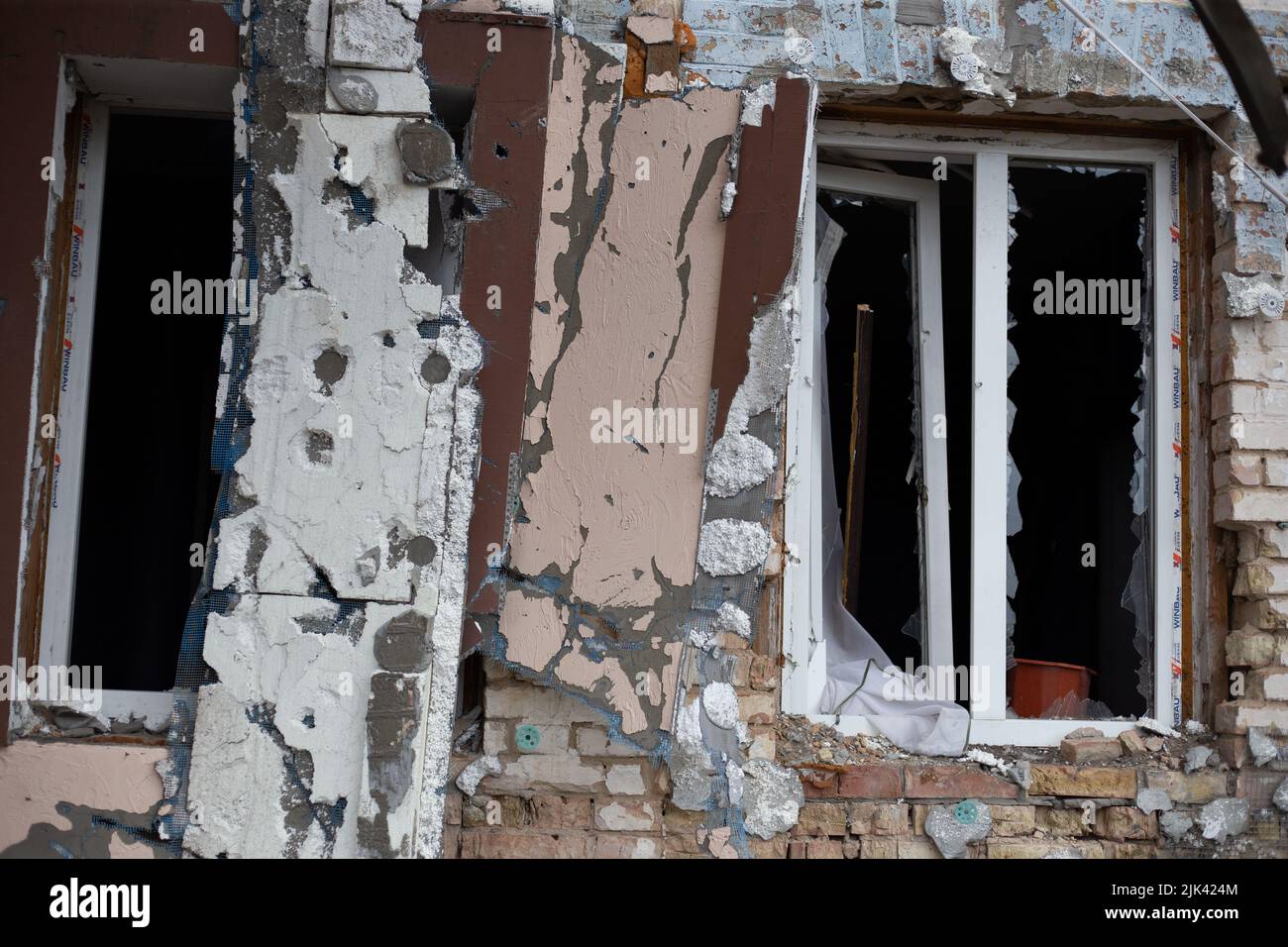 Zerstörte Häuser nach Bränden, Artillerie und Bomben während der russischen Invasion der Ukraine Stockfoto