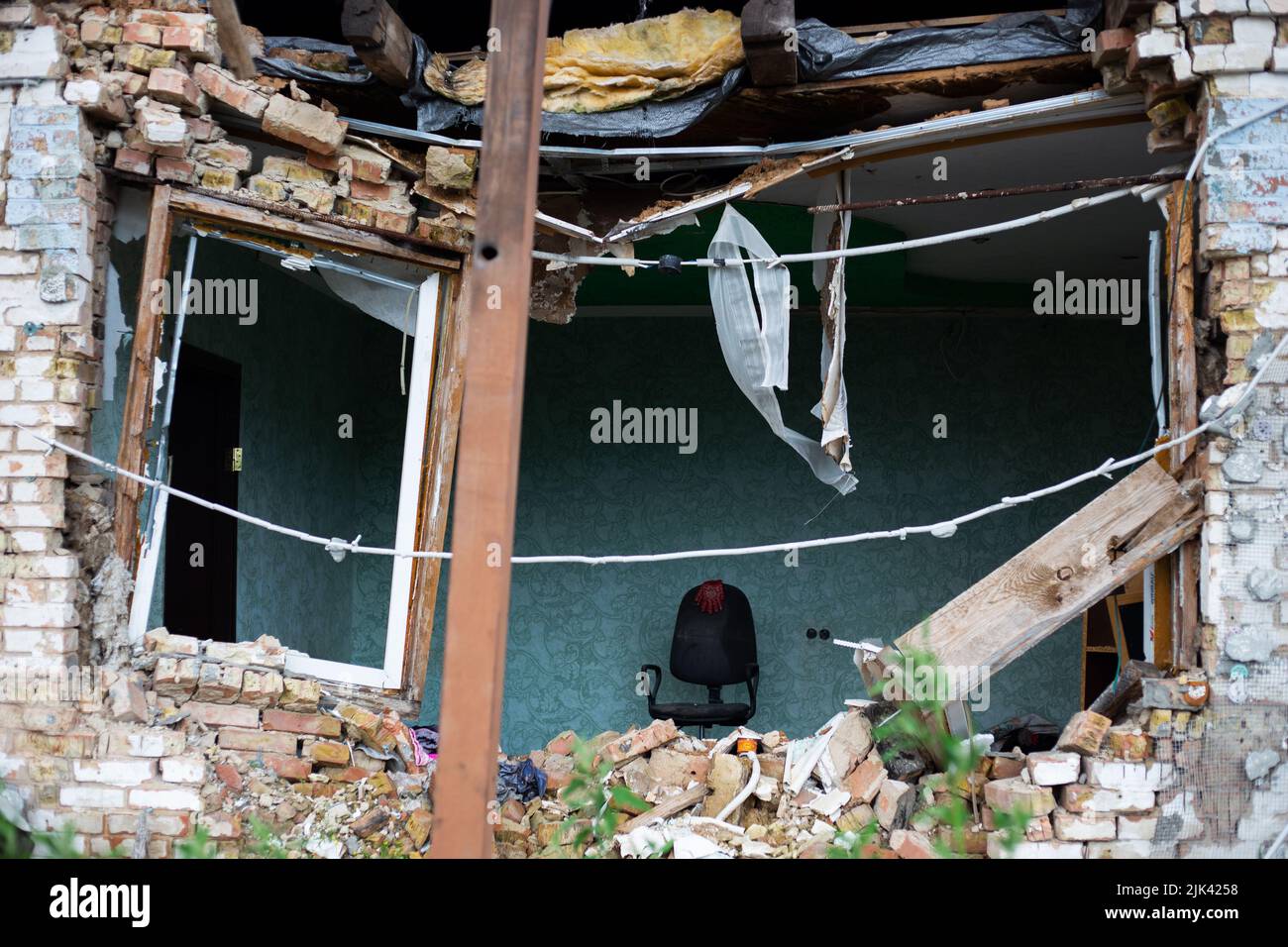 Zerstörte Häuser nach Bränden, Artillerie und Bomben während der russischen Invasion der Ukraine Stockfoto