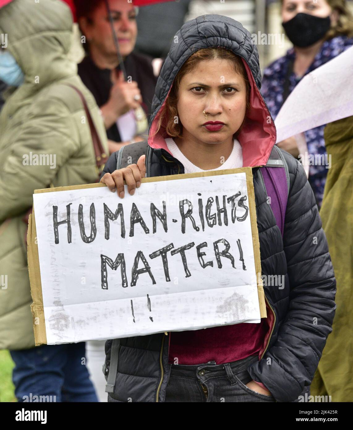 Ein Protestler bei einem von RAPAR organisierten Protest, der im Rahmen seiner Kampagne gegen SERCO, die Flüchtlinge und Asylsuchende in Piccadilly Gardens, im Zentrum von Manchester, England, Vereinigtes Königreich, unterbringt, Britische Inseln. RAPAR sagt, dass es „darauf abzielt, die Fehler von SERCO bei der Bereitstellung angemessener Unterkünfte und Unterkünfte hervorzuheben“. Stockfoto