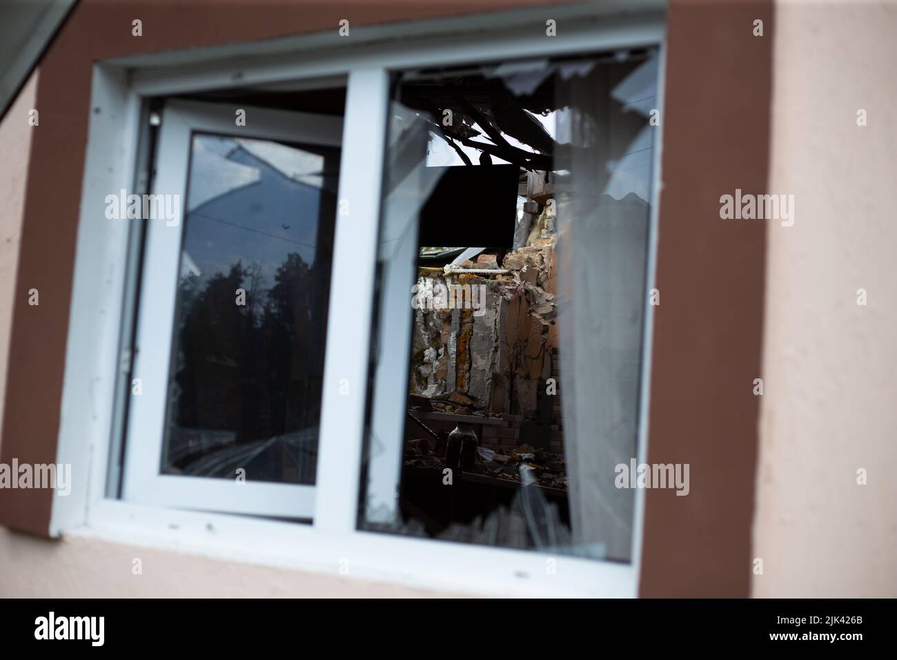 Zerstörte Häuser nach Bränden, Artillerie und Bomben während der russischen Invasion der Ukraine Stockfoto