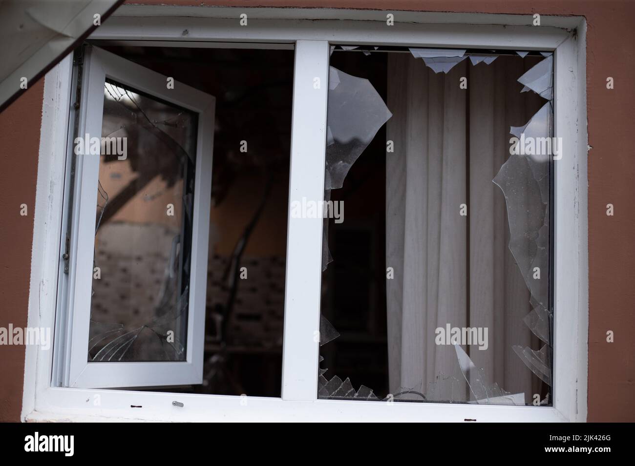 Zerstörte Häuser nach Bränden, Artillerie und Bomben während der russischen Invasion der Ukraine Stockfoto