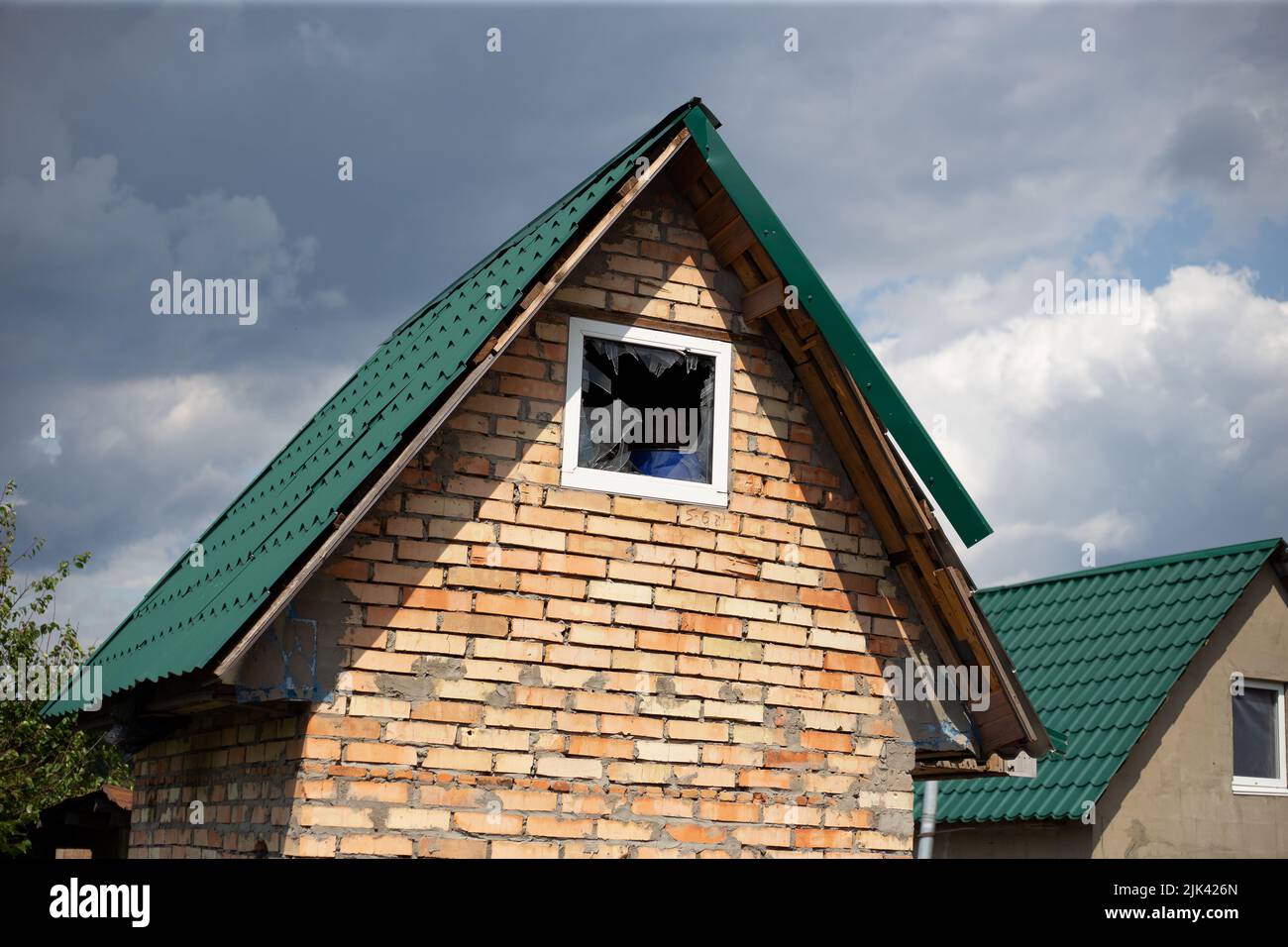 Zerstörte Häuser nach Bränden, Artillerie und Bomben während der russischen Invasion der Ukraine Stockfoto