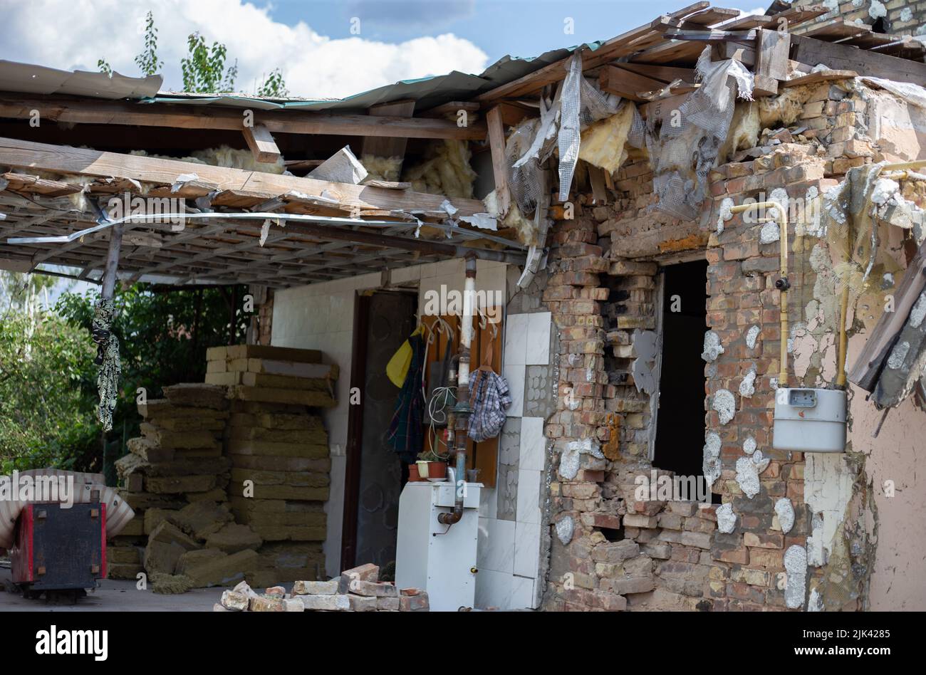 Zerstörte Häuser nach Bränden, Artillerie und Bomben während der russischen Invasion der Ukraine Stockfoto