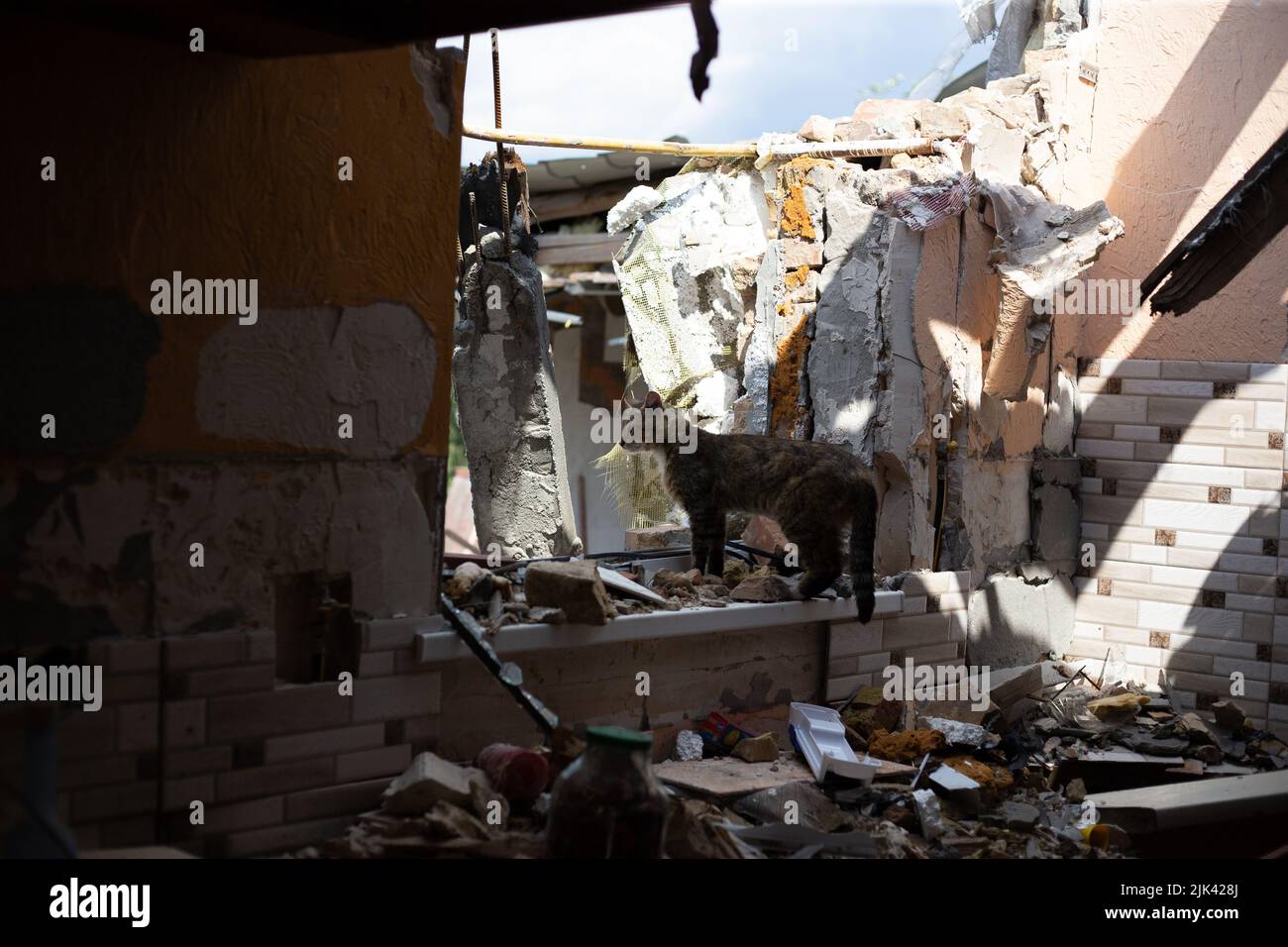 Zerstörte Häuser nach Bränden, Artillerie und Bomben während der russischen Invasion der Ukraine Stockfoto