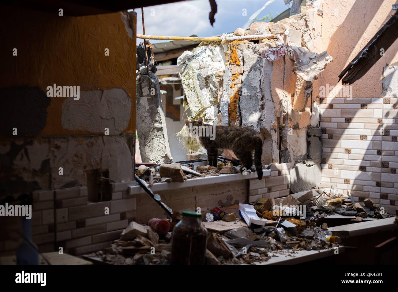 Zerstörte Häuser nach Bränden, Artillerie und Bomben während der russischen Invasion der Ukraine Stockfoto