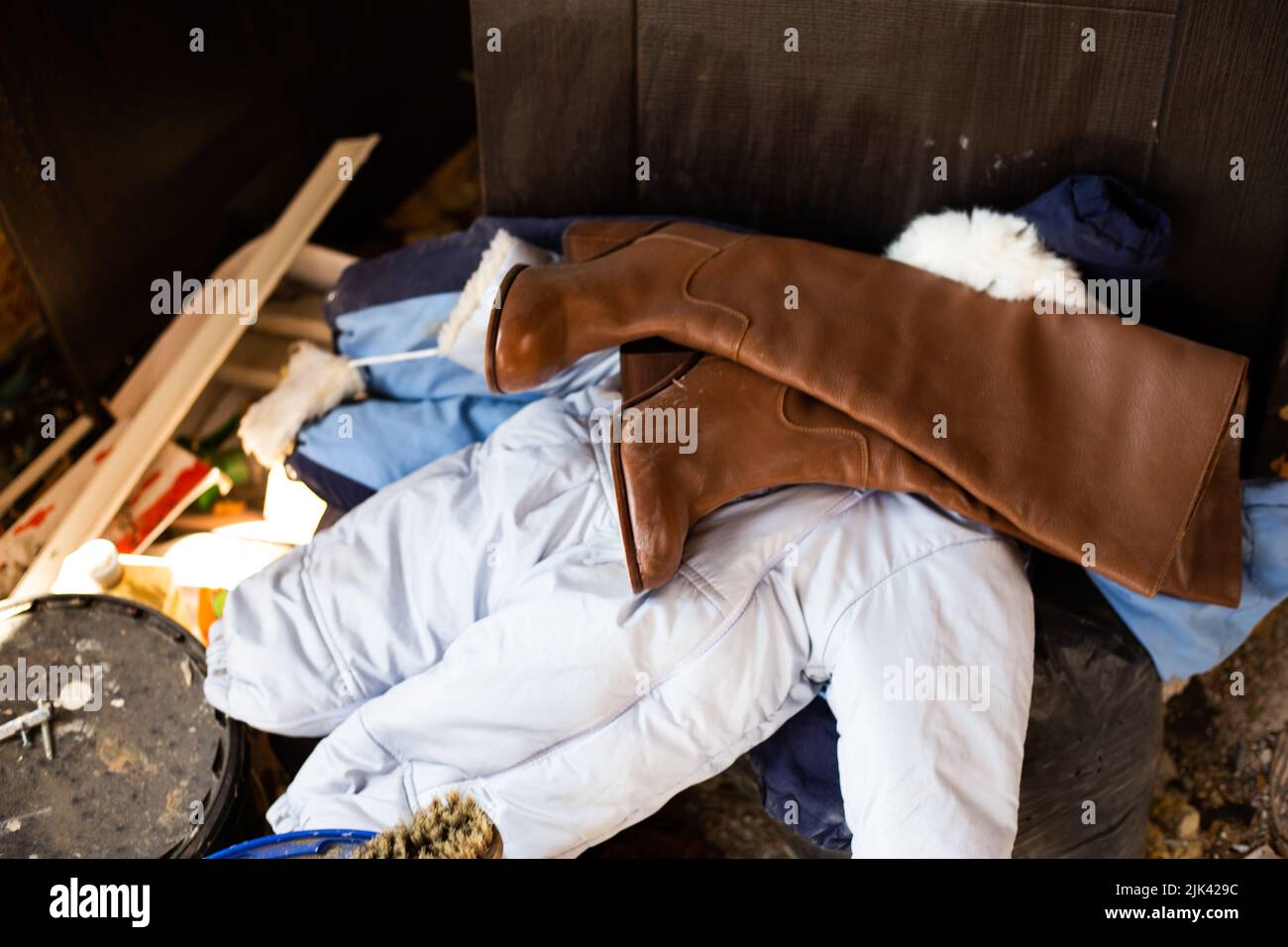 Zerstörte Häuser nach Bränden, Artillerie und Bomben während der russischen Invasion der Ukraine Stockfoto