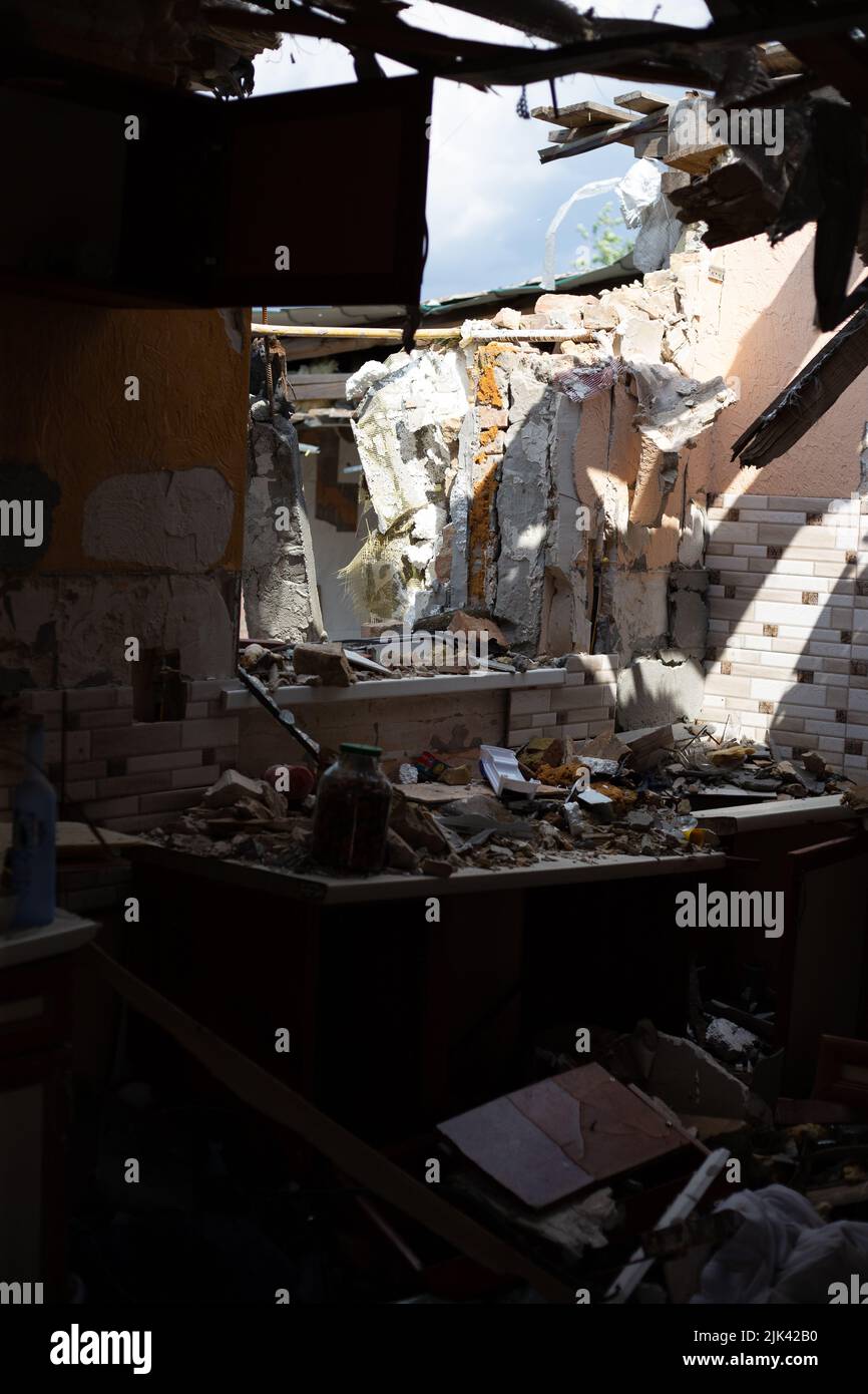 Zerstörte Häuser nach Bränden, Artillerie und Bomben während der russischen Invasion der Ukraine Stockfoto