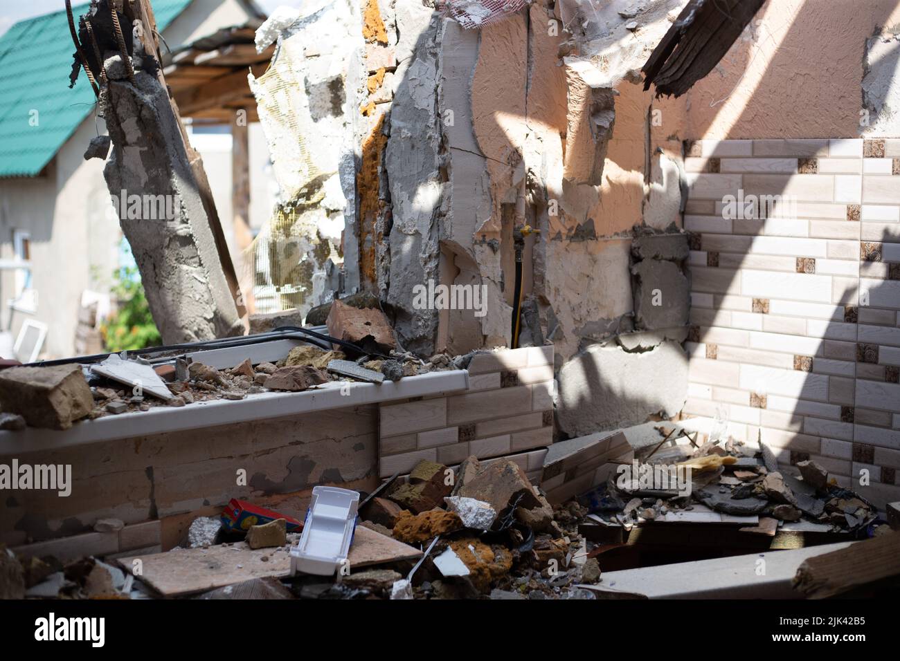 Zerstörte Häuser nach Bränden, Artillerie und Bomben während der russischen Invasion der Ukraine Stockfoto