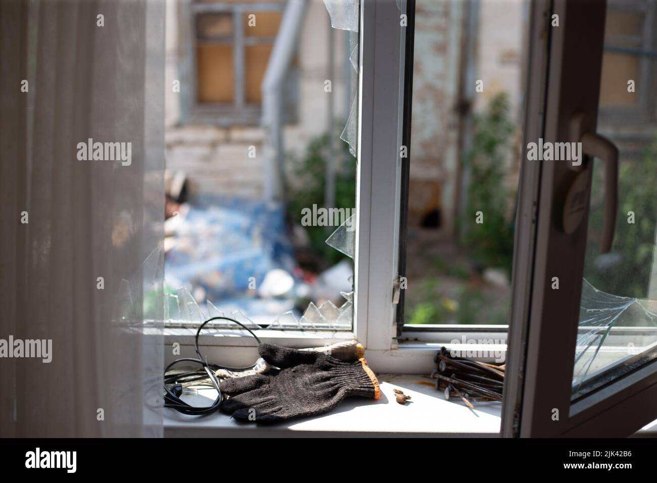 Zerstörte Häuser nach Bränden, Artillerie und Bomben während der russischen Invasion der Ukraine Stockfoto