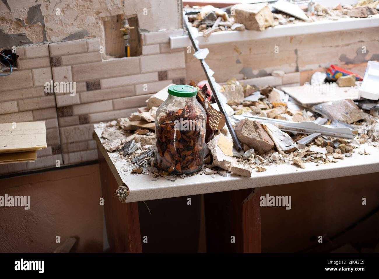 Zerstörte Häuser nach Bränden, Artillerie und Bomben während der russischen Invasion der Ukraine Stockfoto