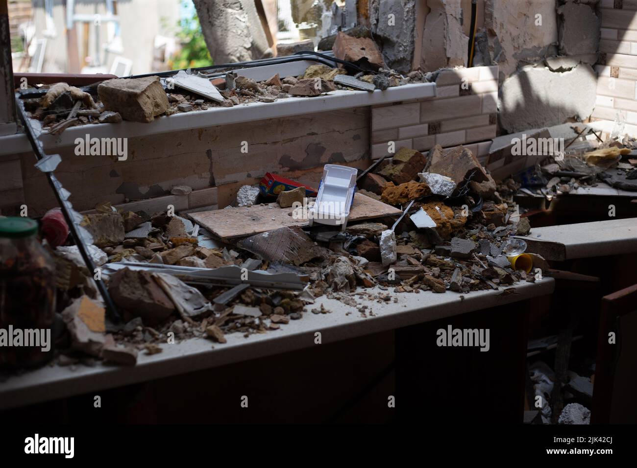 Zerstörte Häuser nach Bränden, Artillerie und Bomben während der russischen Invasion der Ukraine Stockfoto