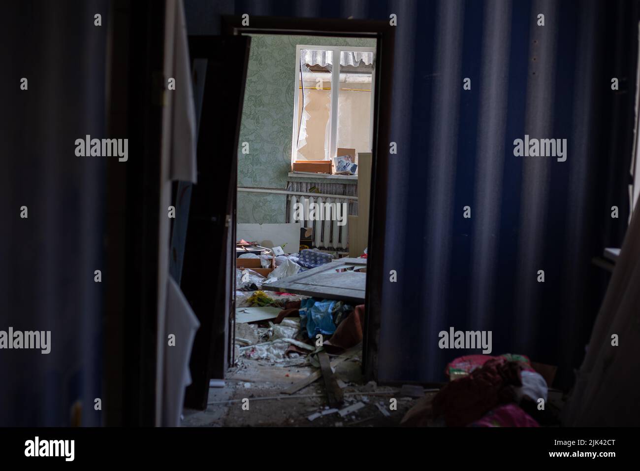 Zerstörte Häuser nach Bränden, Artillerie und Bomben während der russischen Invasion der Ukraine Stockfoto