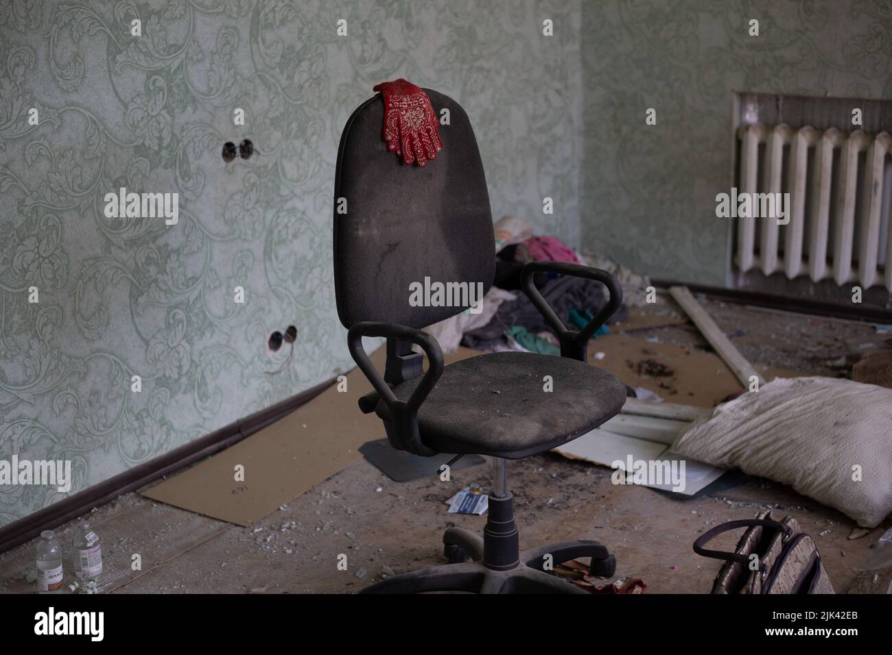 Zerstörte Häuser nach Bränden, Artillerie und Bomben während der russischen Invasion der Ukraine Stockfoto