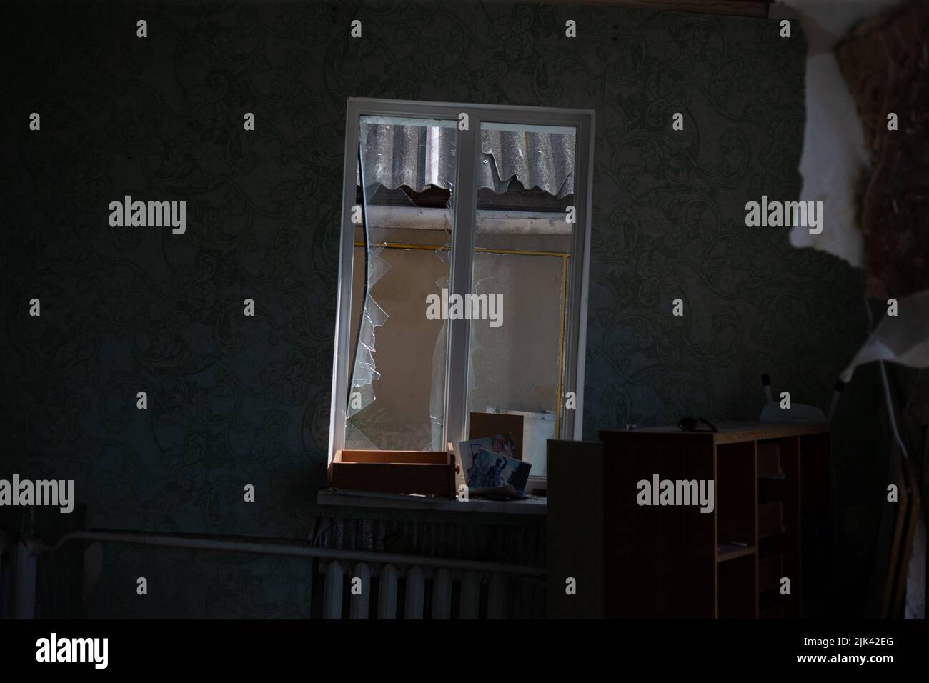 Zerstörte Häuser nach Bränden, Artillerie und Bomben während der russischen Invasion der Ukraine Stockfoto