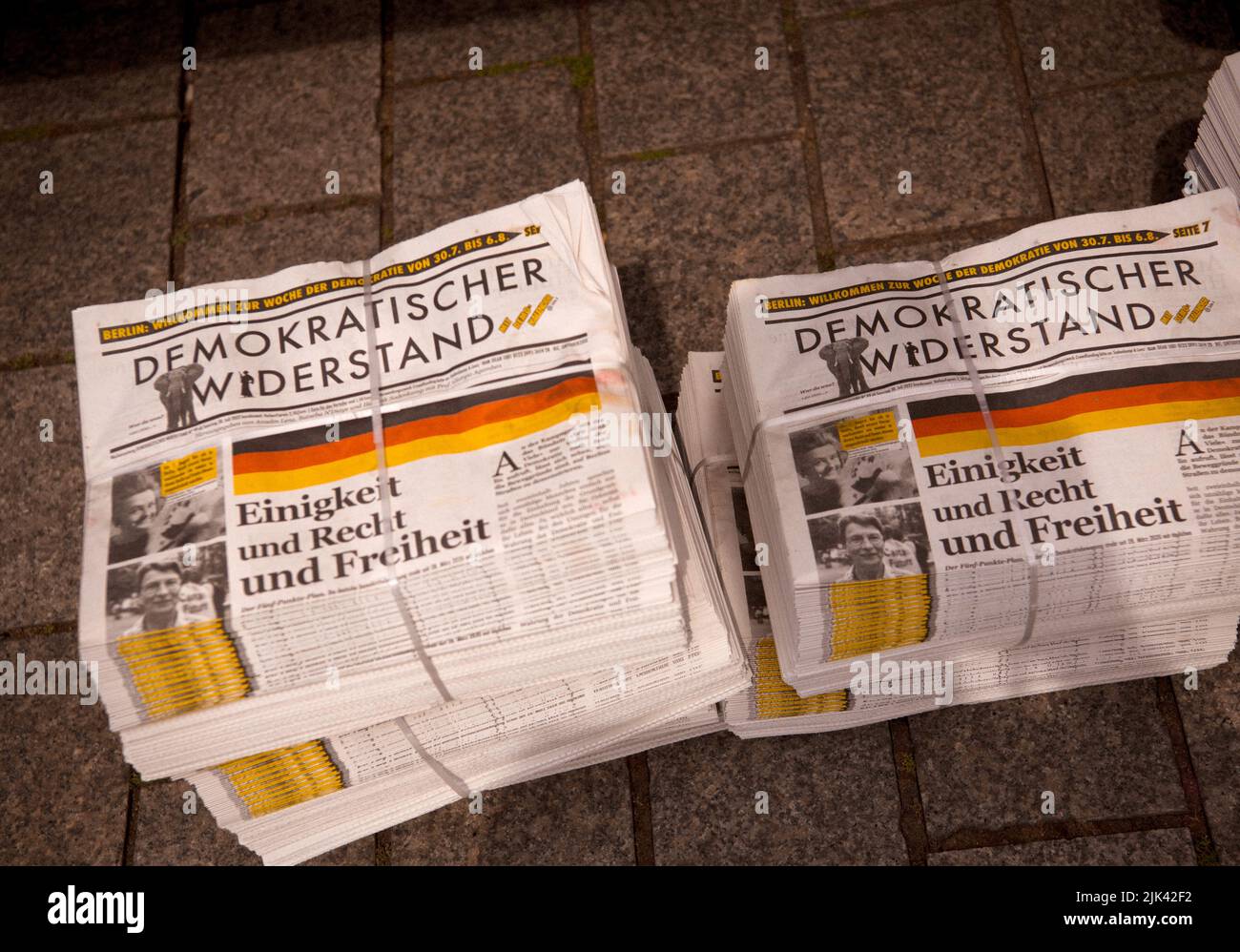 Berlin, Deutschland. 30.. Juli 2022. Zwei Pakete der Zeitung "demokratischer Widerstand" liegen während der Demonstration "unbeschränkte Wiederherstellung aller Grundrechte" vor Ort. Anlass für die Veranstaltung sind nach Angaben der Veranstalter die Corona-Schutzmaßnahmen der Länder und der Bundesregierung. Quelle: Paul Zinken/dpa/Alamy Live News Stockfoto