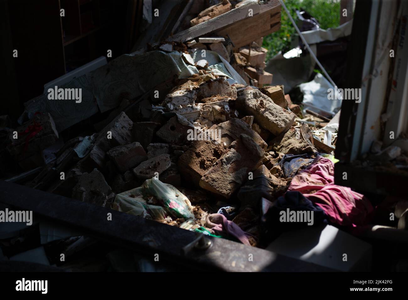 Zerstörte Häuser nach Bränden, Artillerie und Bomben während der russischen Invasion der Ukraine Stockfoto