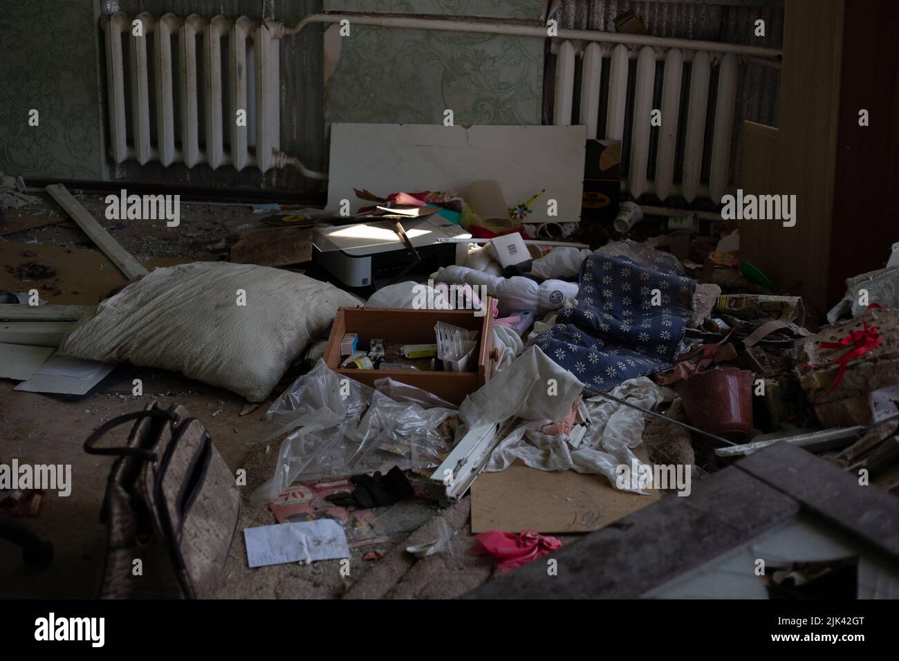 Zerstörte Häuser nach Bränden, Artillerie und Bomben während der russischen Invasion der Ukraine Stockfoto