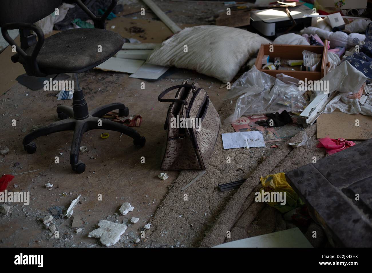 Zerstörte Häuser nach Bränden, Artillerie und Bomben während der russischen Invasion der Ukraine Stockfoto