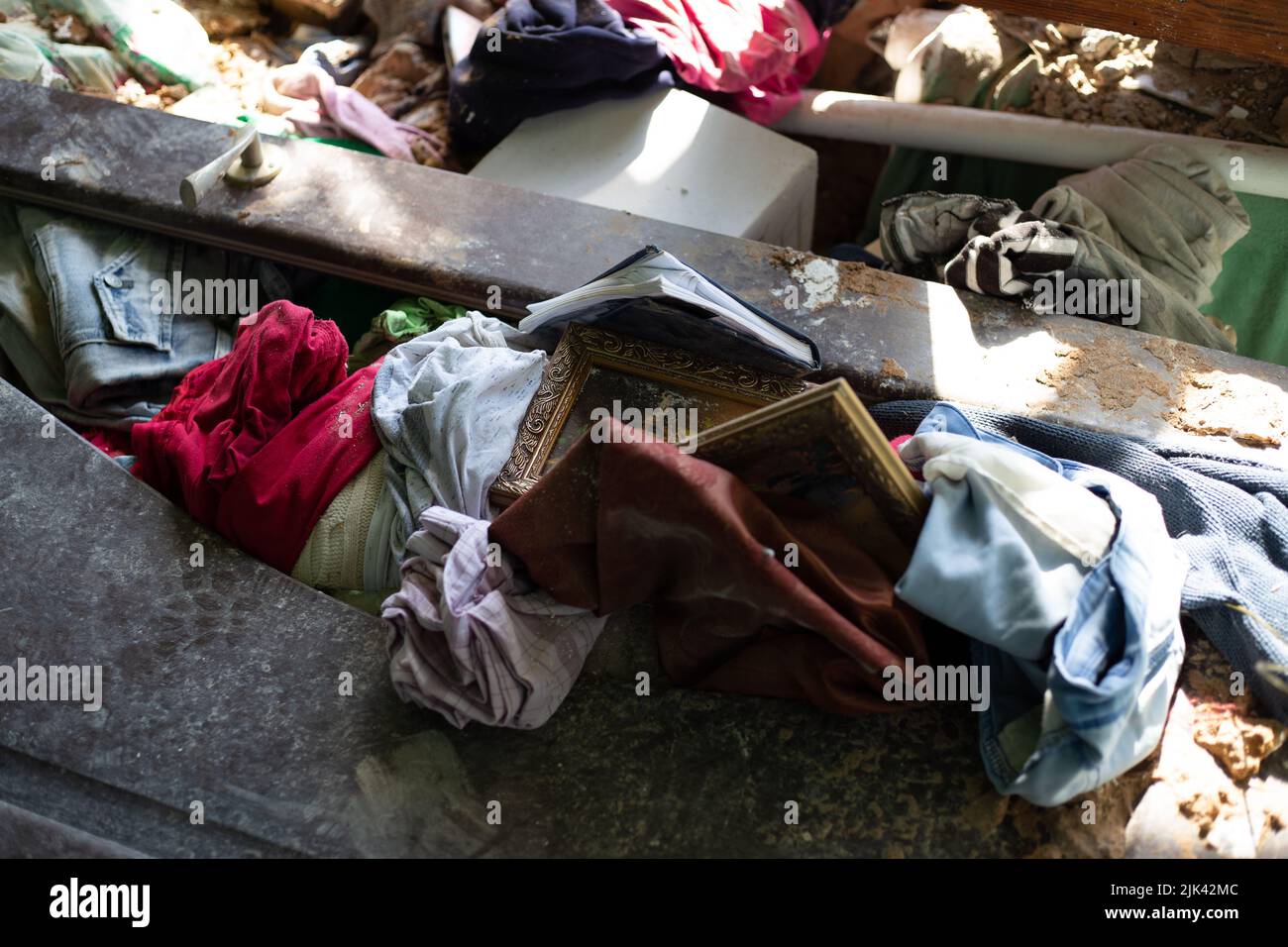 Zerstörte Häuser nach Bränden, Artillerie und Bomben während der russischen Invasion der Ukraine Stockfoto