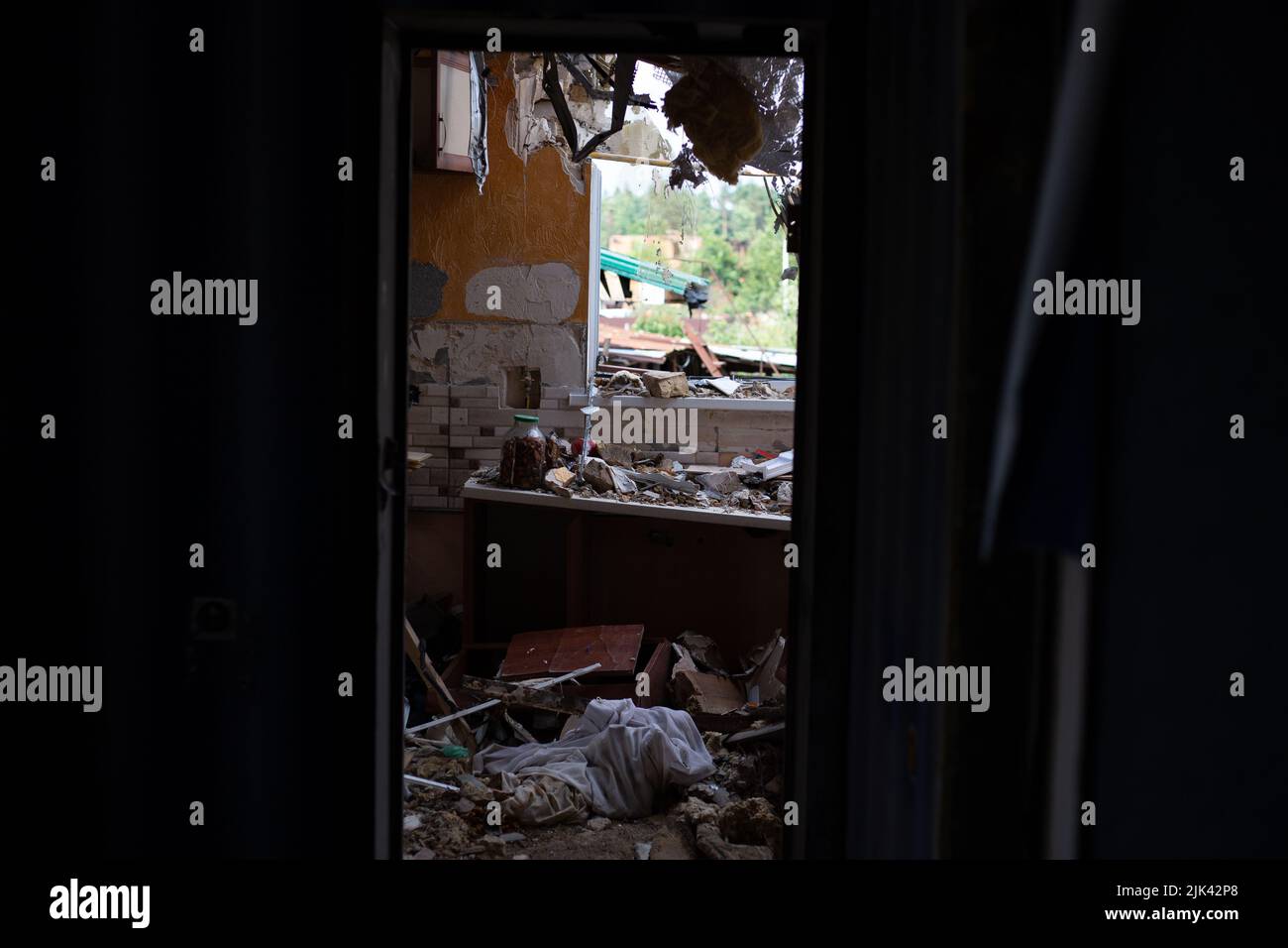 Zerstörte Häuser nach Bränden, Artillerie und Bomben während der russischen Invasion der Ukraine Stockfoto