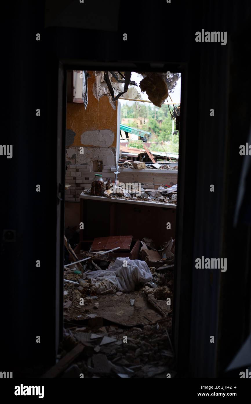 Zerstörte Häuser nach Bränden, Artillerie und Bomben während der russischen Invasion der Ukraine Stockfoto