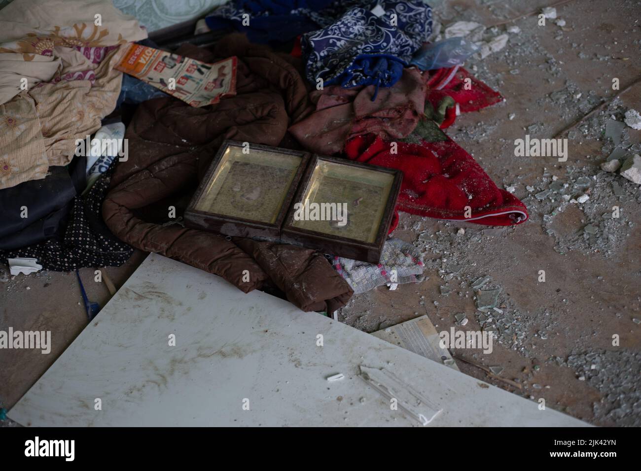 Zerstörte Häuser nach Bränden, Artillerie und Bomben während der russischen Invasion der Ukraine Stockfoto