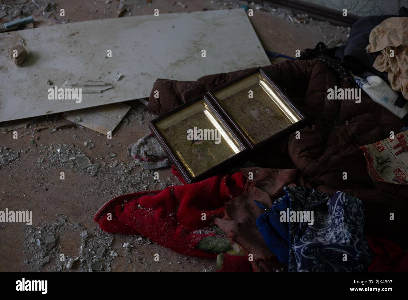 Zerstörte Häuser nach Bränden, Artillerie und Bomben während der russischen Invasion der Ukraine Stockfoto