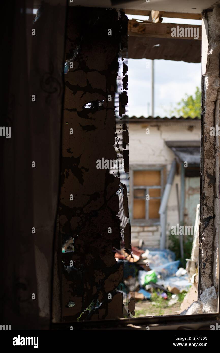 Zerstörte Häuser nach Bränden, Artillerie und Bomben während der russischen Invasion der Ukraine Stockfoto