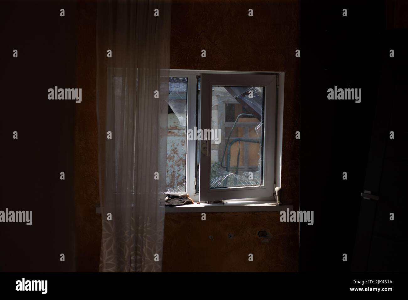 Zerstörte Häuser nach Bränden, Artillerie und Bomben während der russischen Invasion der Ukraine Stockfoto