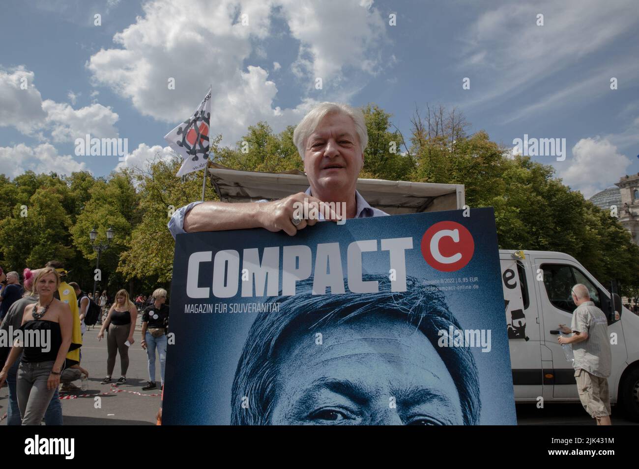 Berlin, Deutschland. 30.. Juli 2022. Anti-Covid-Demonstranten versammelten sich in Berlin zu einer Demonstration, die am 30. Juli 2022 am Brandenburger Tor begann. Demonstranten hielten mehrere Schilder und Banner hoch; viele riefen Michael Ballweg die Freiheit. (Bild: © Michael Kuenne/PRESSCOV via ZUMA Press Wire) Bild: ZUMA Press, Inc./Alamy Live News Stockfoto