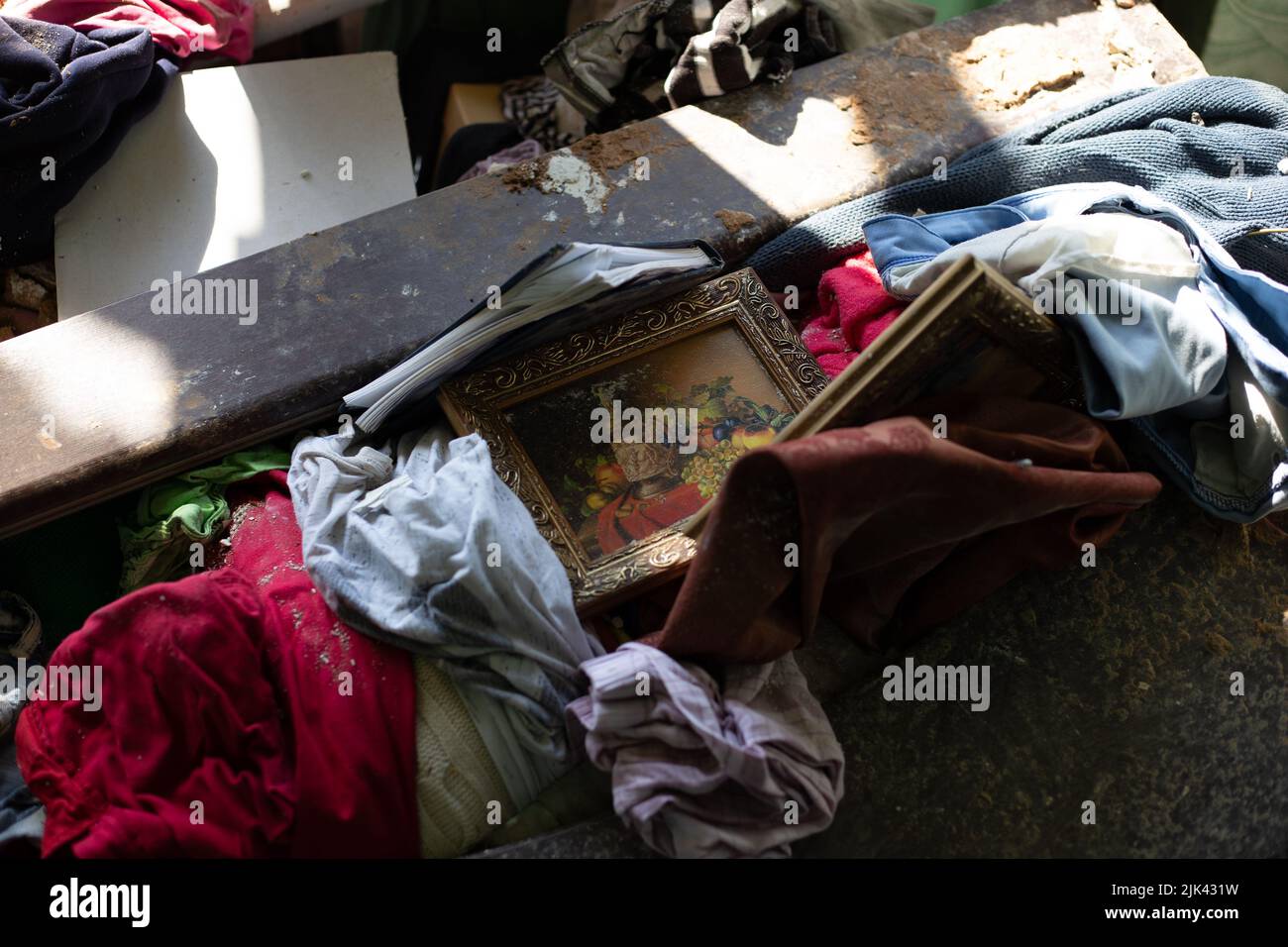 Zerstörte Häuser nach Bränden, Artillerie und Bomben während der russischen Invasion der Ukraine Stockfoto