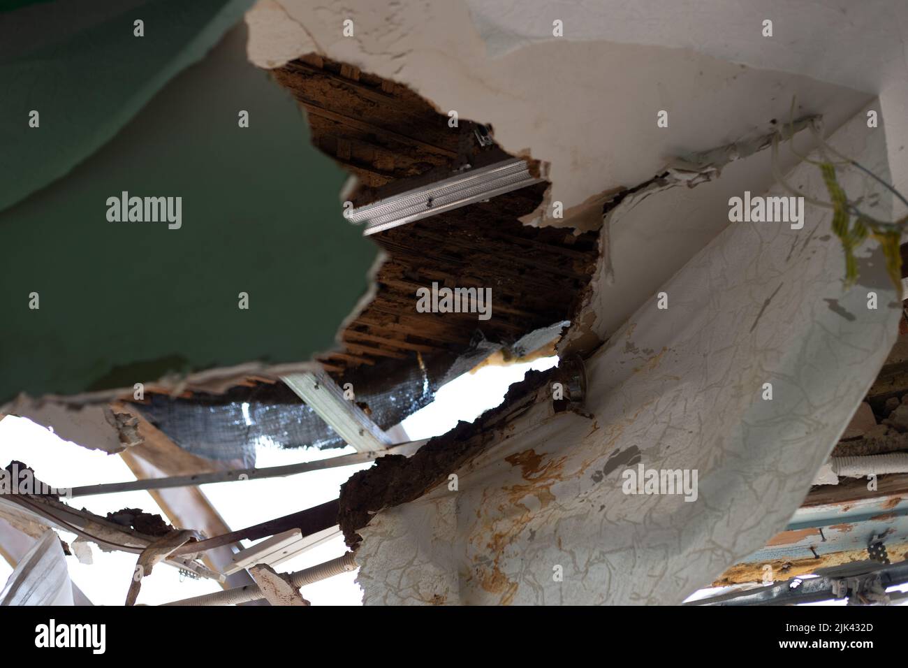 Zerstörte Häuser nach Bränden, Artillerie und Bomben während der russischen Invasion der Ukraine Stockfoto