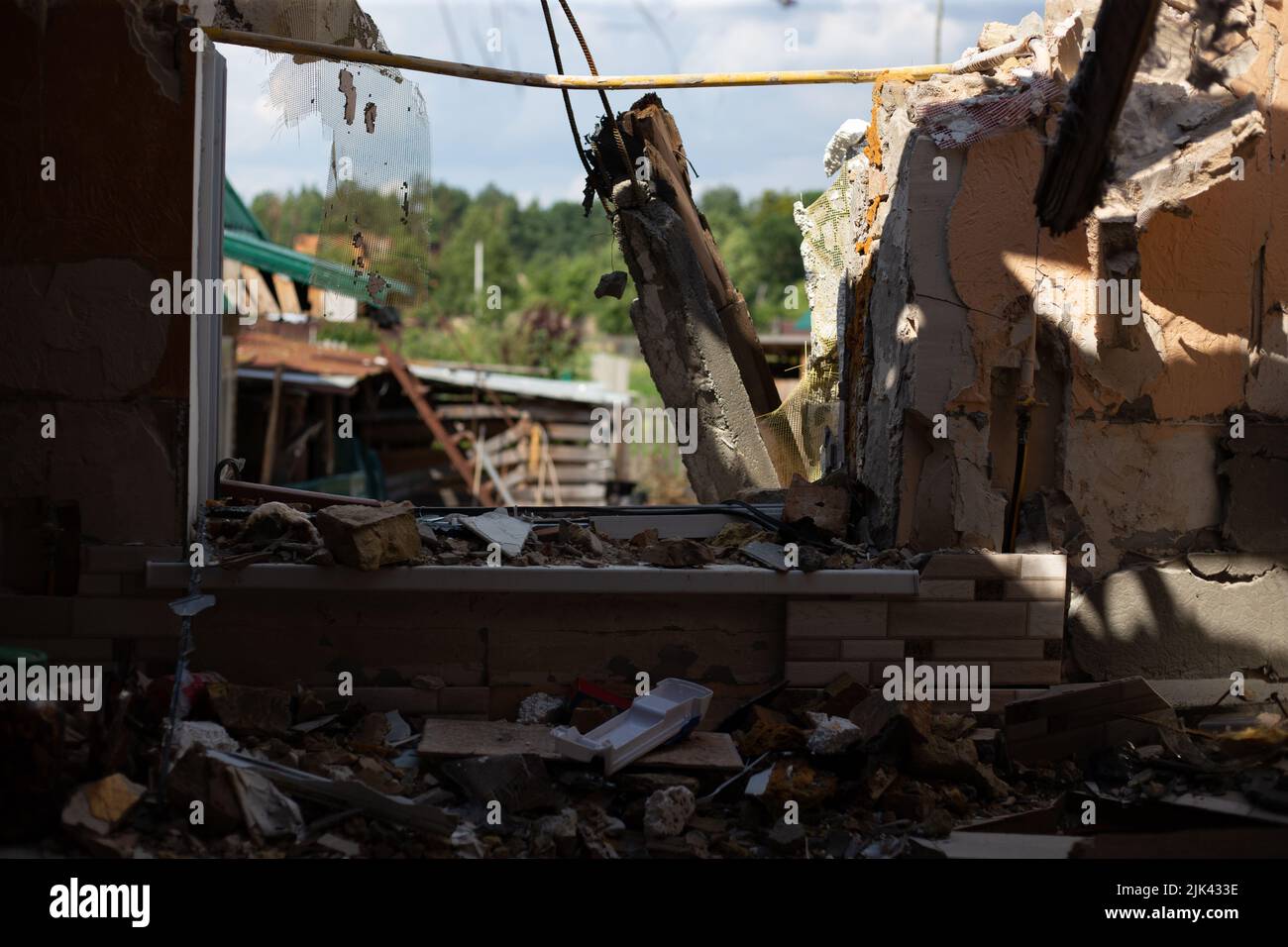 Zerstörte Häuser nach Bränden, Artillerie und Bomben während der russischen Invasion der Ukraine Stockfoto