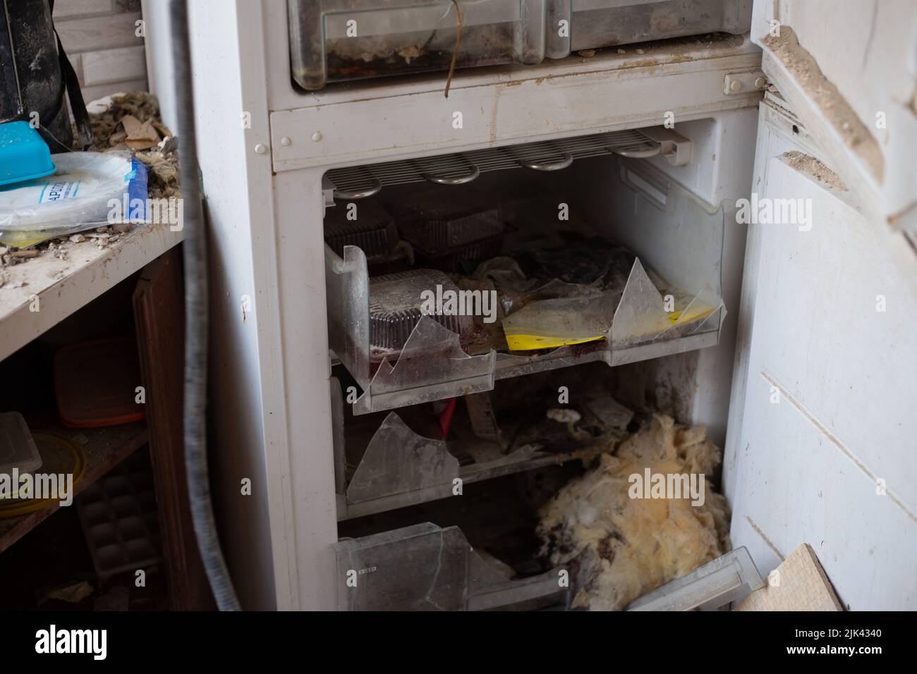 Zerstörte Häuser nach Bränden, Artillerie und Bomben während der russischen Invasion der Ukraine Stockfoto