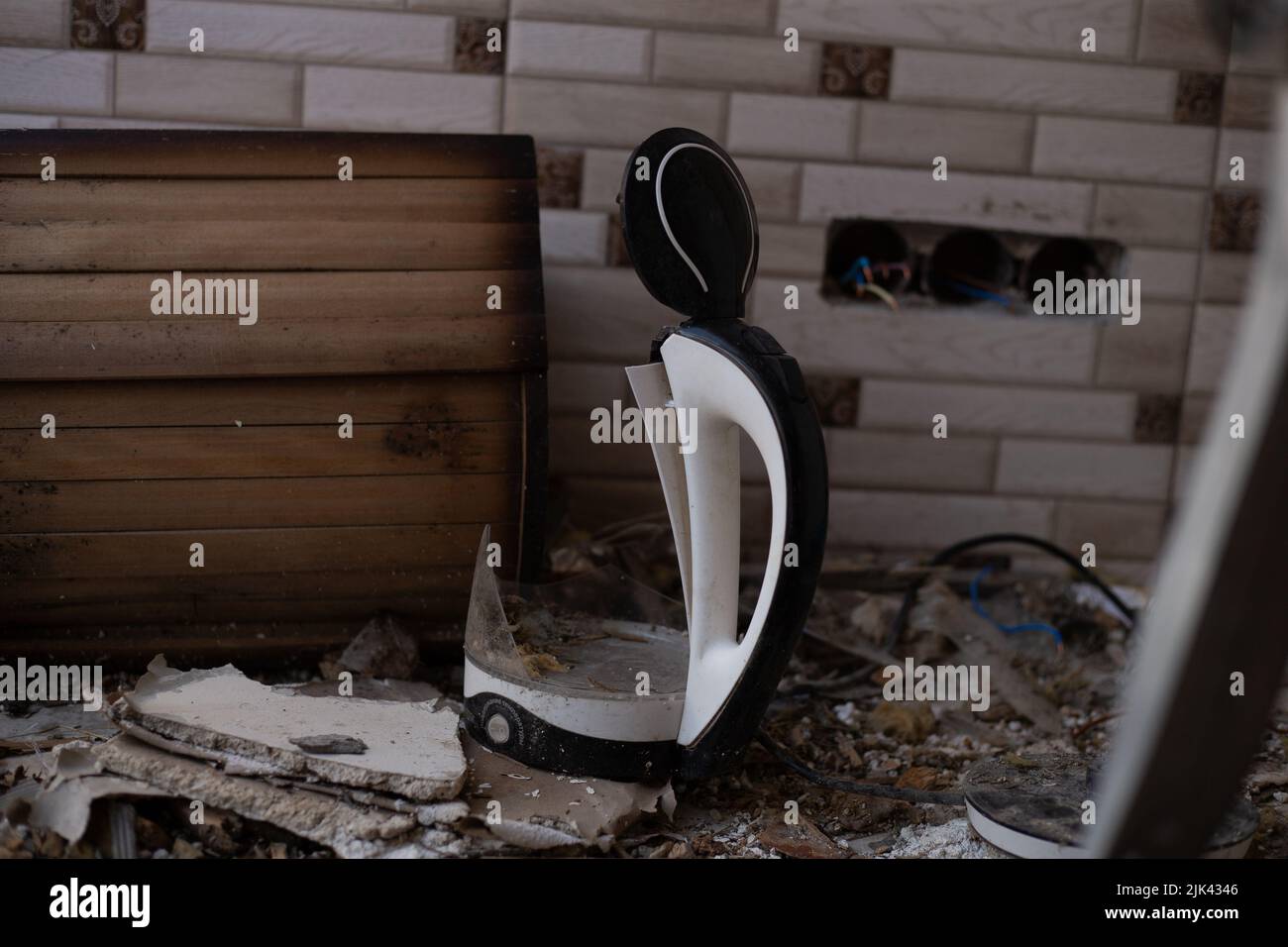 Zerstörte Häuser nach Bränden, Artillerie und Bomben während der russischen Invasion der Ukraine Stockfoto