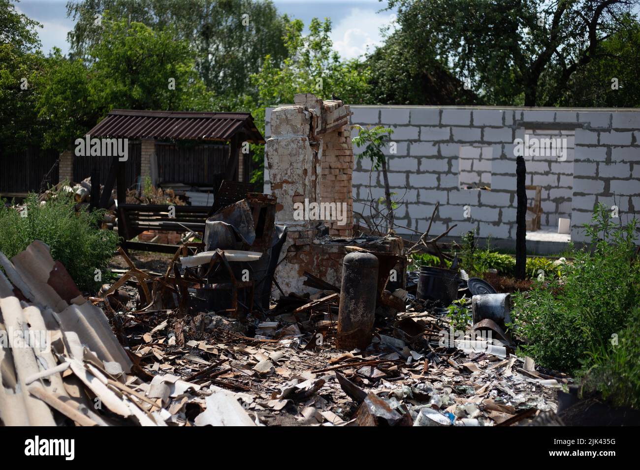 Zerstörte Häuser nach Bränden, Artillerie und Bomben während der russischen Invasion der Ukraine Stockfoto