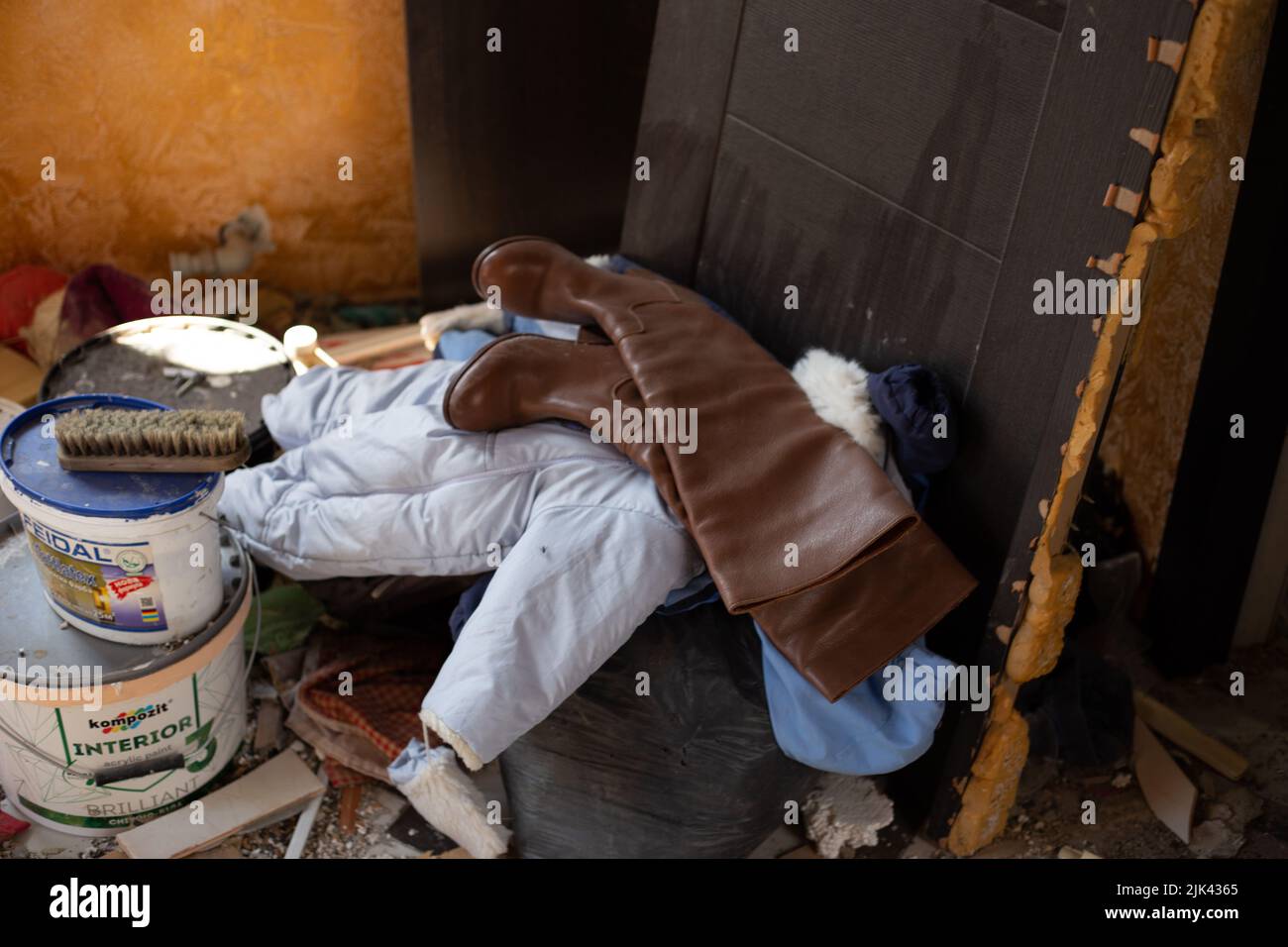 Zerstörte Häuser nach Bränden, Artillerie und Bomben während der russischen Invasion der Ukraine Stockfoto