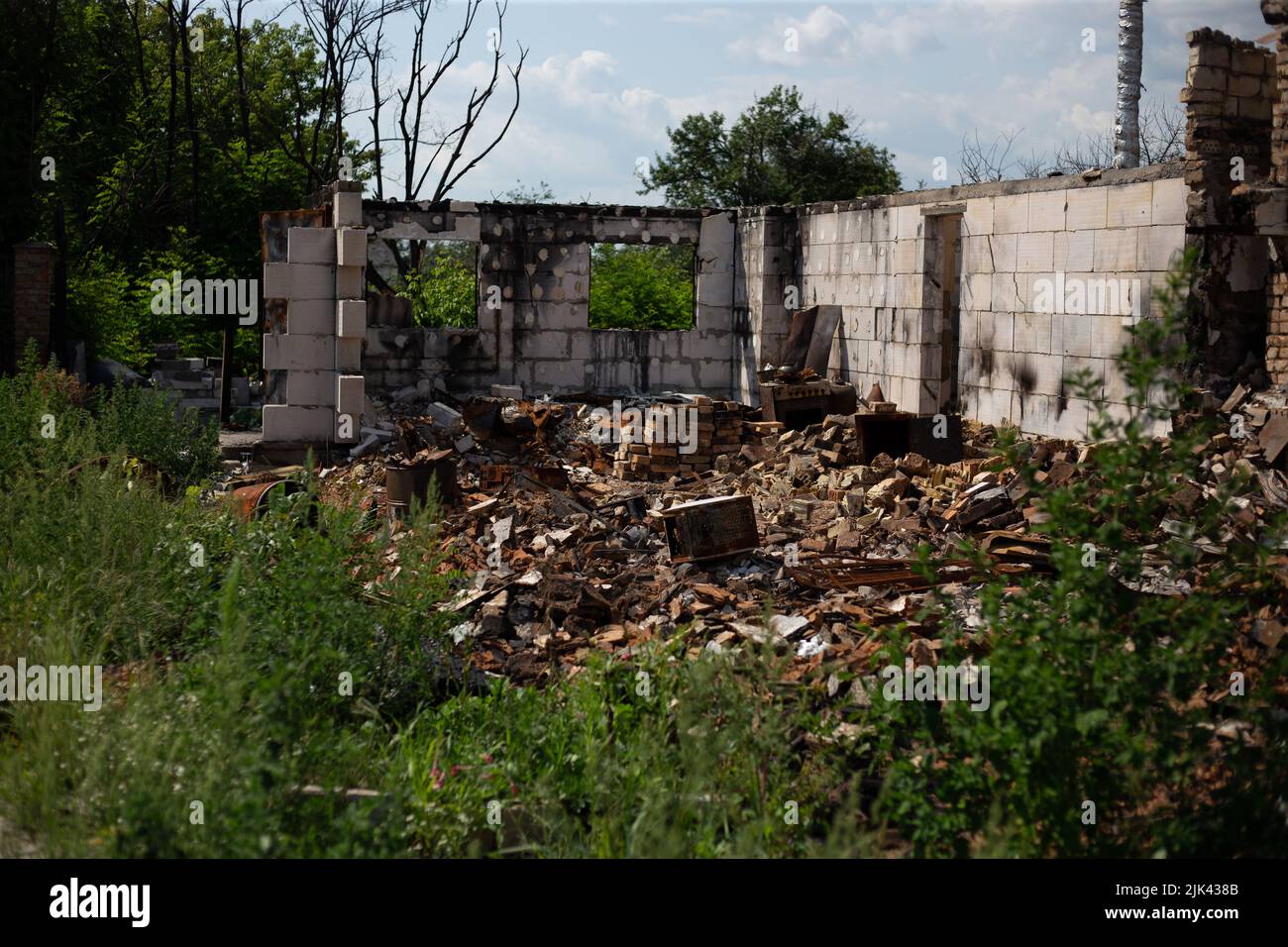 Zerstörte Häuser nach Bränden, Artillerie und Bomben während der russischen Invasion der Ukraine Stockfoto