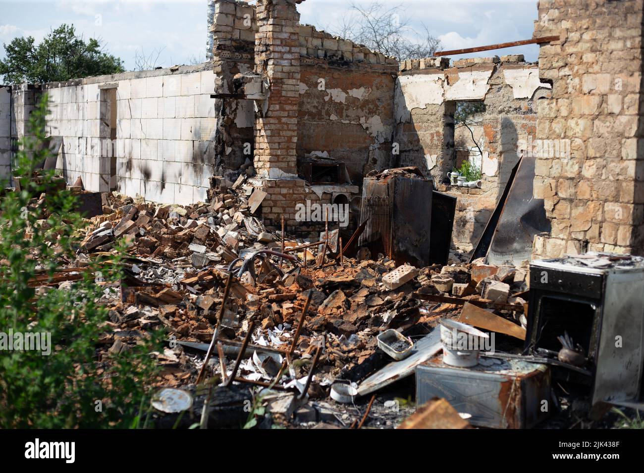Zerstörte Häuser nach Bränden, Artillerie und Bomben während der russischen Invasion der Ukraine Stockfoto