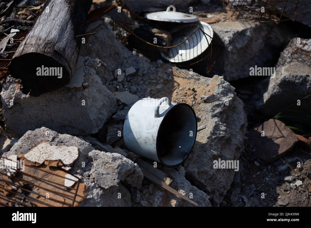 Zerstörte Häuser nach Bränden, Artillerie und Bomben während der russischen Invasion der Ukraine Stockfoto