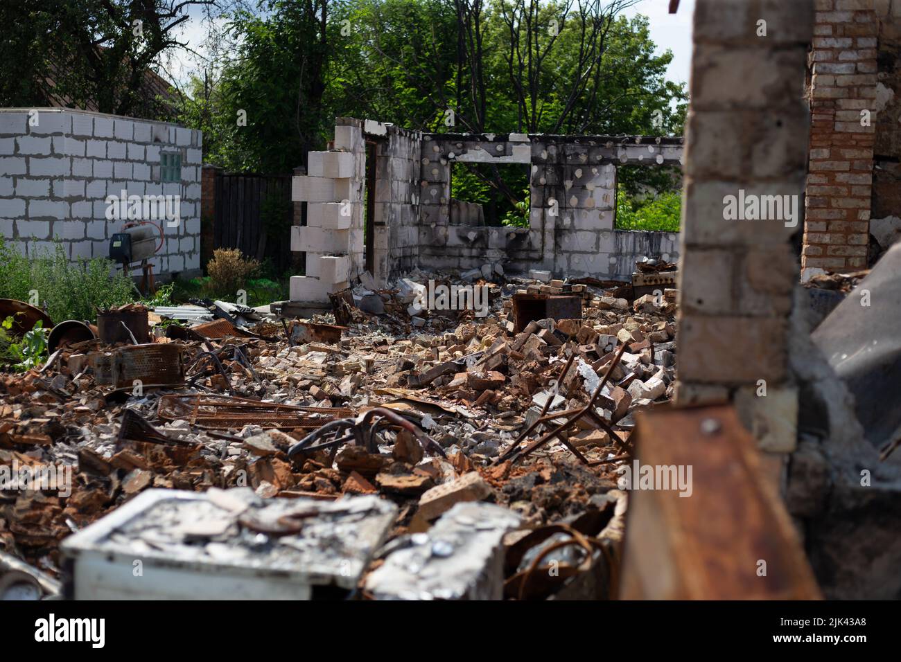 Zerstörte Häuser nach Bränden, Artillerie und Bomben während der russischen Invasion der Ukraine Stockfoto