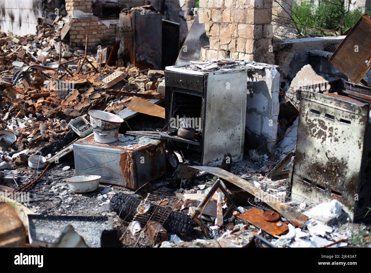 Zerstörte Häuser nach Bränden, Artillerie und Bomben während der russischen Invasion der Ukraine Stockfoto