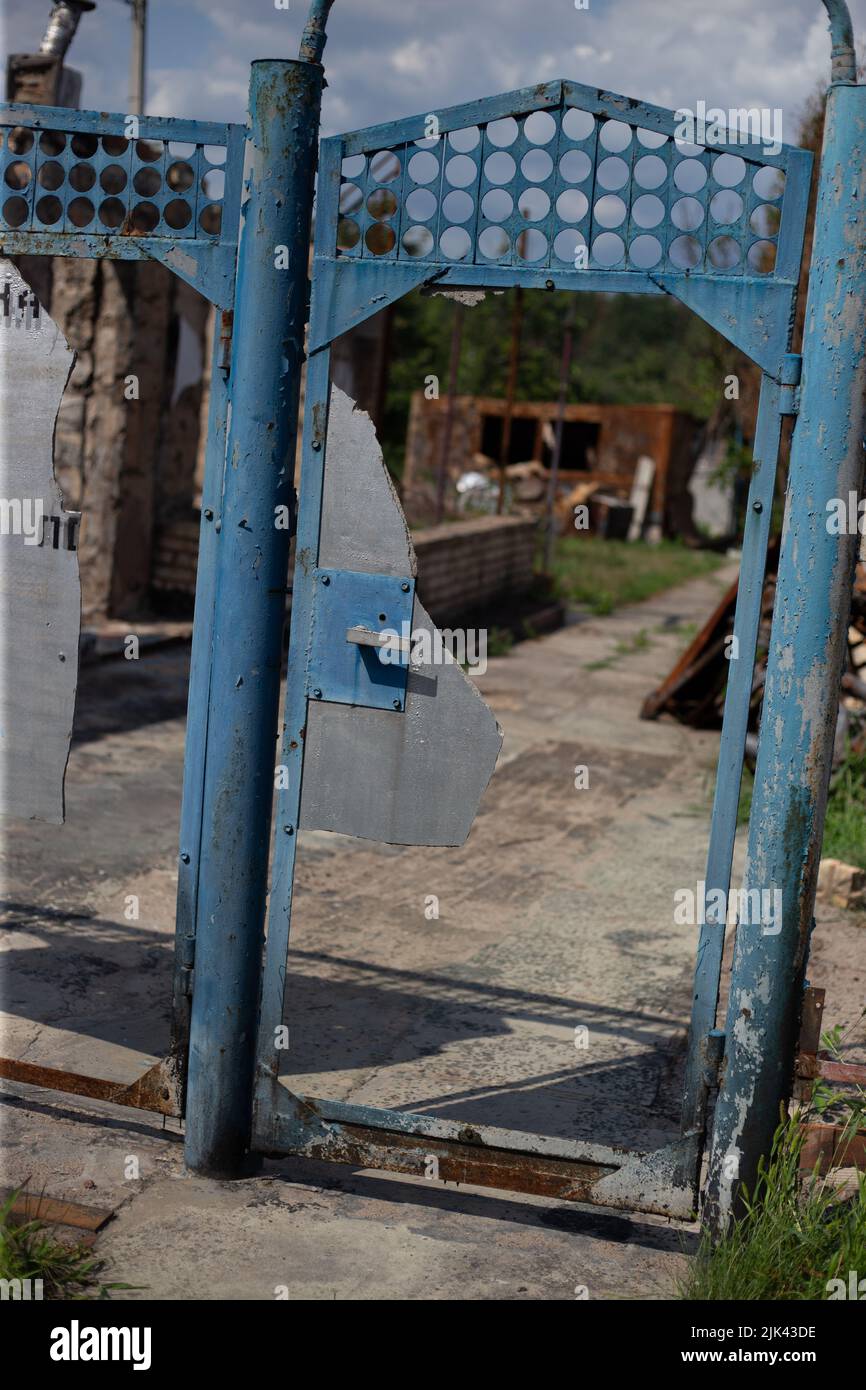 Zerstörte Häuser nach Bränden, Artillerie und Bomben während der russischen Invasion der Ukraine Stockfoto