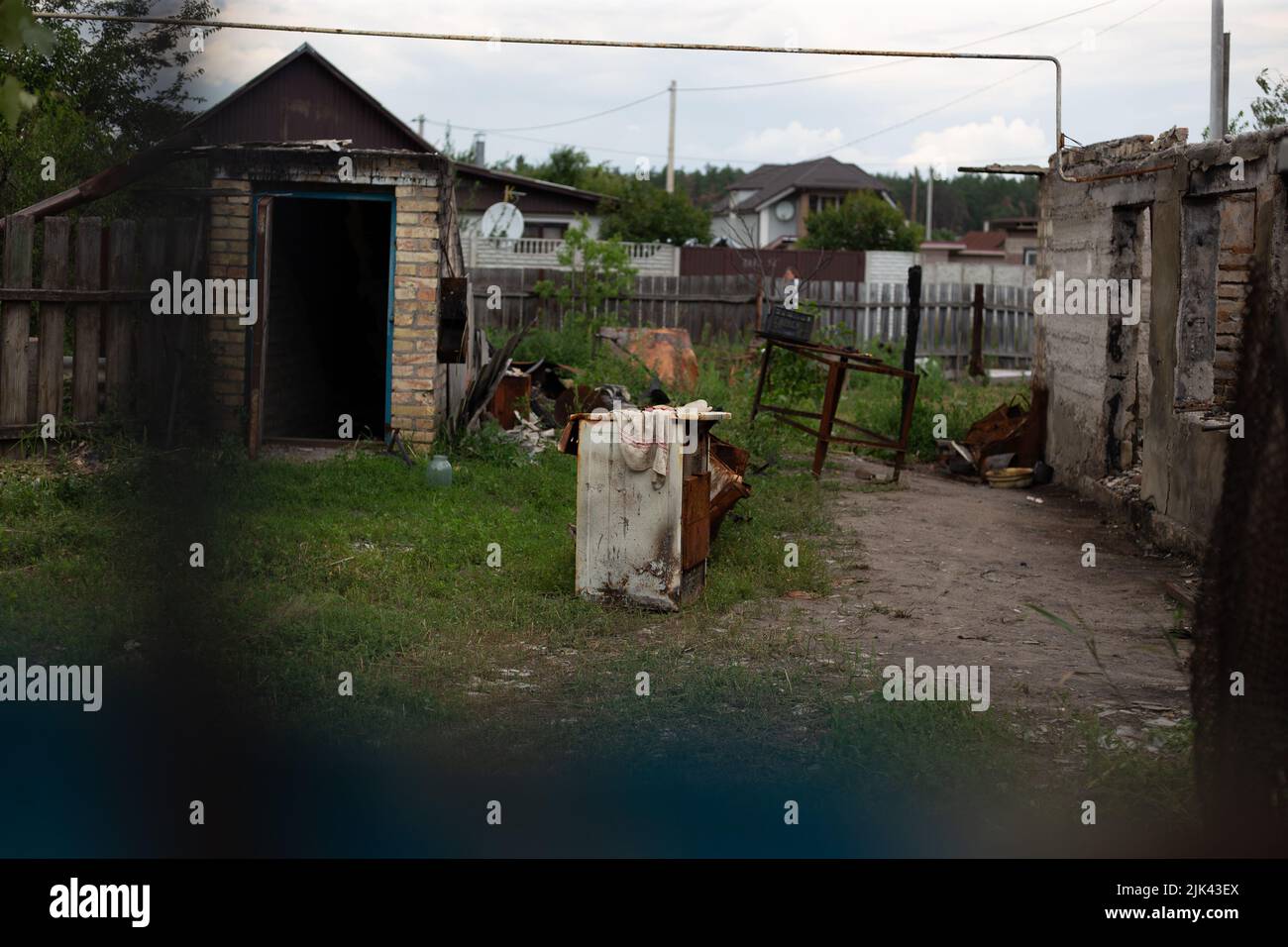 Zerstörte Häuser nach Bränden, Artillerie und Bomben während der russischen Invasion der Ukraine Stockfoto
