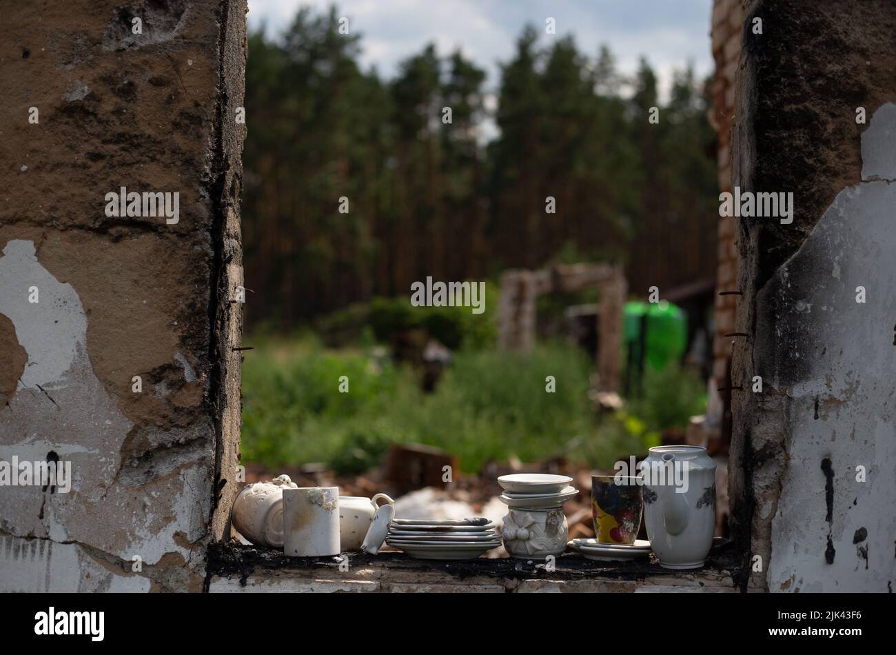 Zerstörte Häuser nach Bränden, Artillerie und Bomben während der russischen Invasion der Ukraine Stockfoto