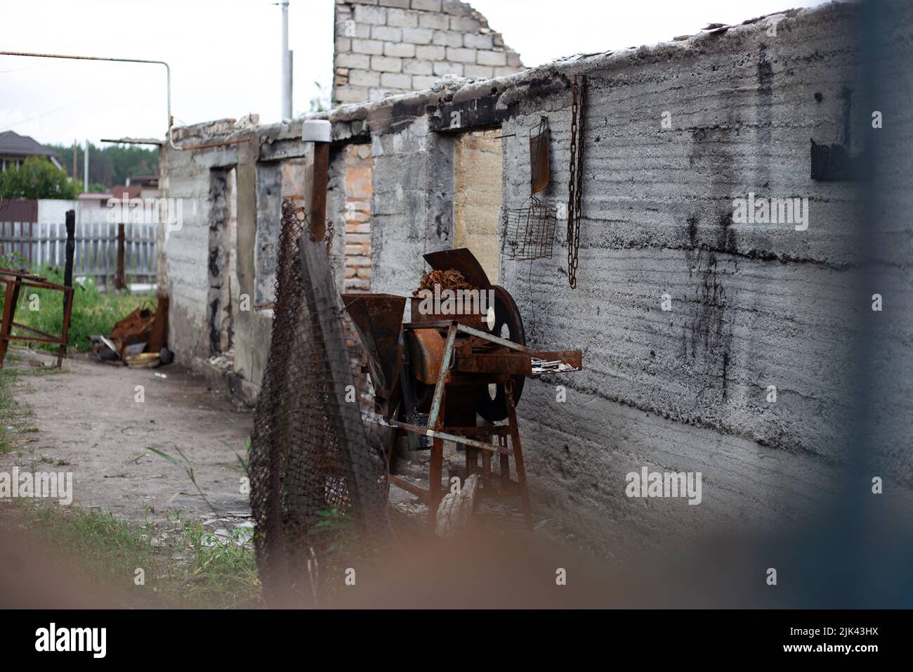 Zerstörte Häuser nach Bränden, Artillerie und Bomben während der russischen Invasion der Ukraine Stockfoto